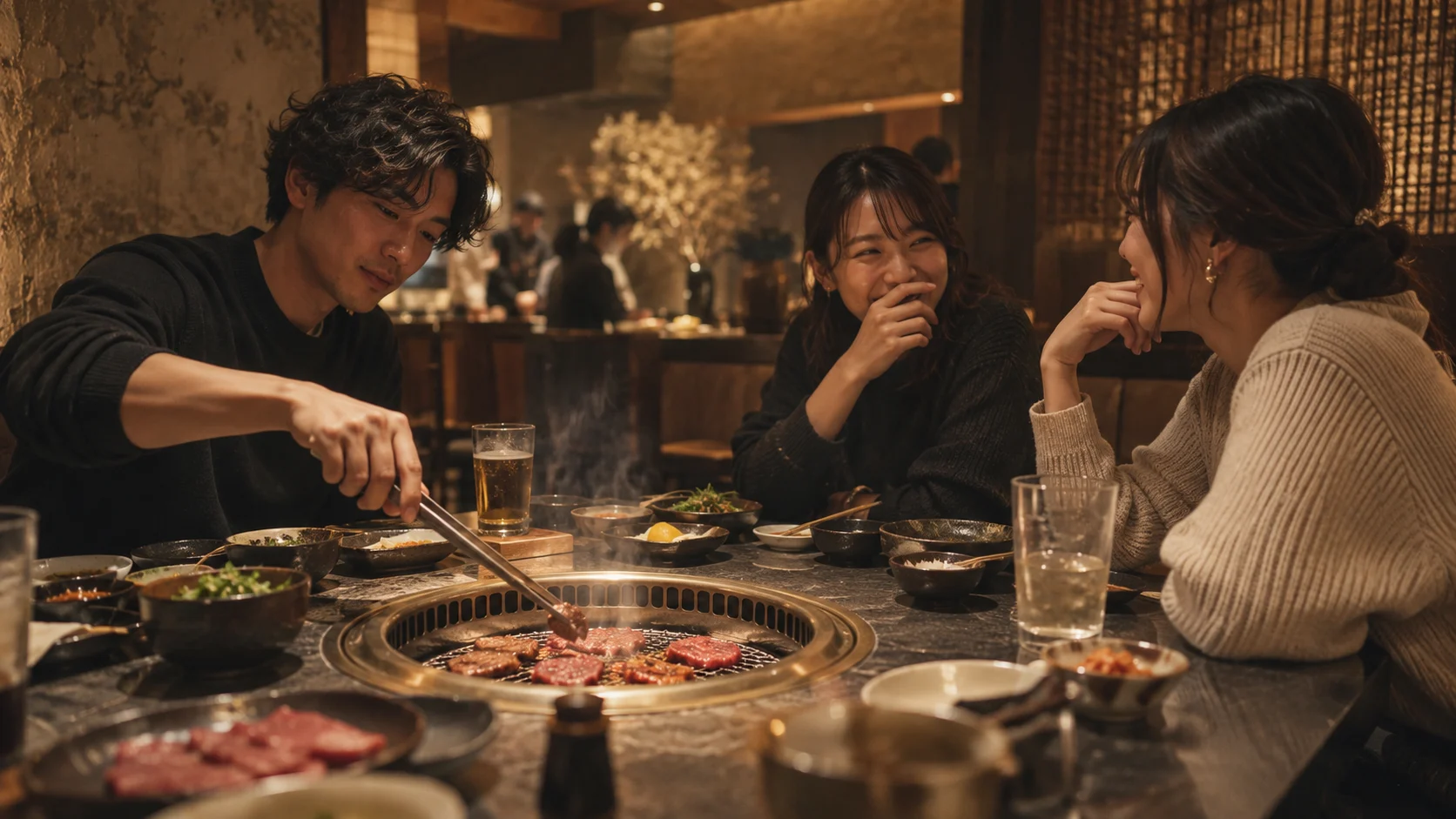 テーブルの焼肉を囲み、会話を楽しむ人たち